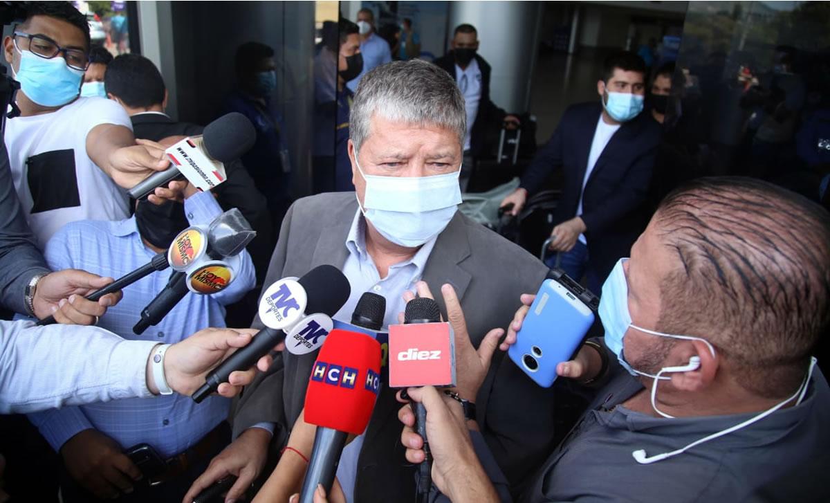 ‘Bolillo‘ Gómez atendió a los medios de comunicación a su arribo.