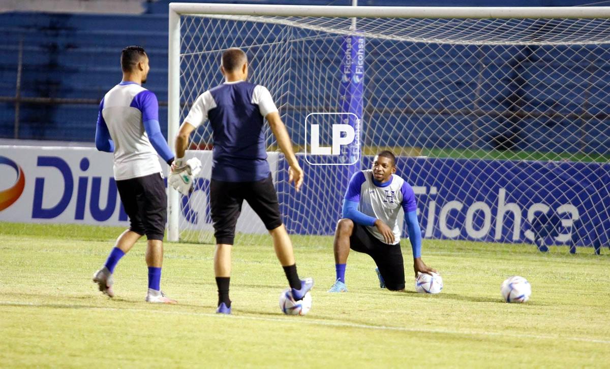 ‘Buba‘ López estuvo en el calentamiento de la Selección de Honduras previo al partido contra Curazao en el estadio Olímpico.