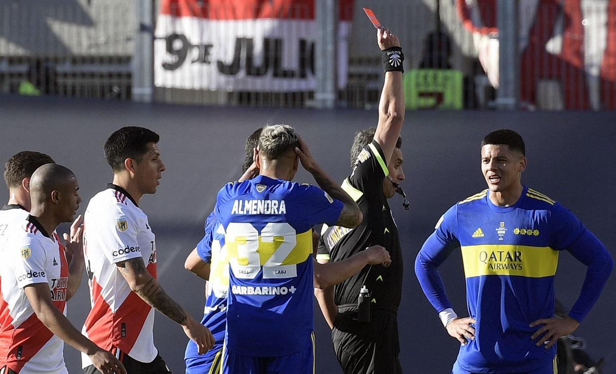 El árbitro expulsando a Marcos Rojo en el Superclásico.