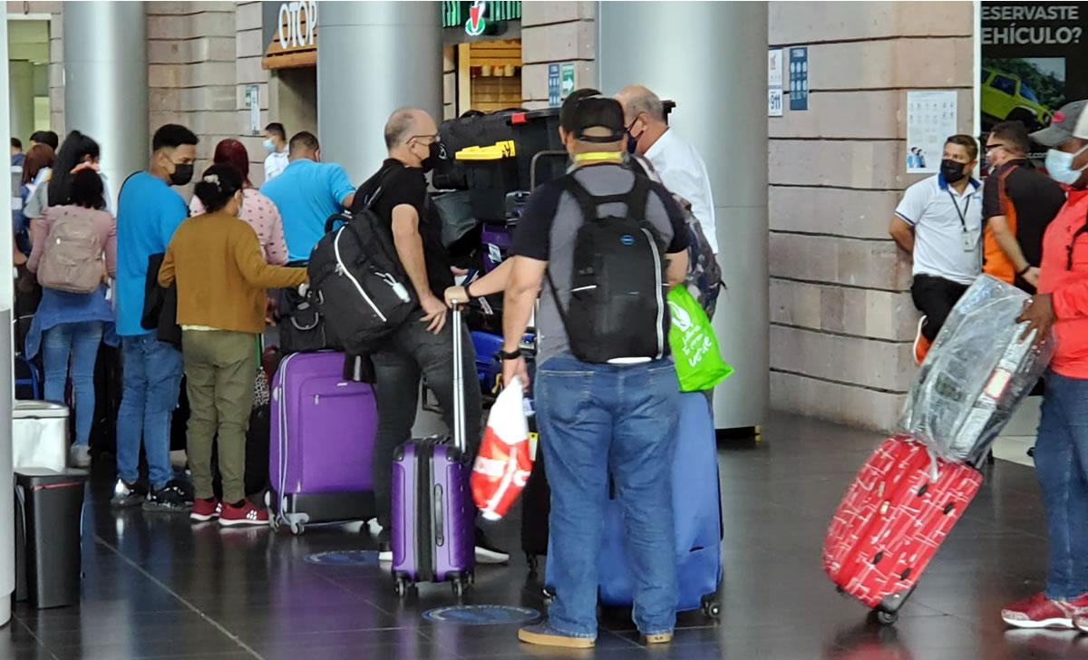 El entrenador uruguayo se fue de Honduras con muchas maletas.