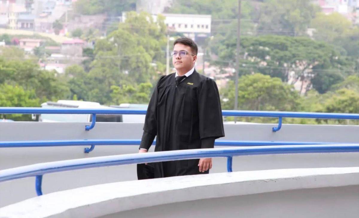 ¡Orgullo catracho! Joven de solo 23 años obtiene doble título en la Unah con mención honorífica