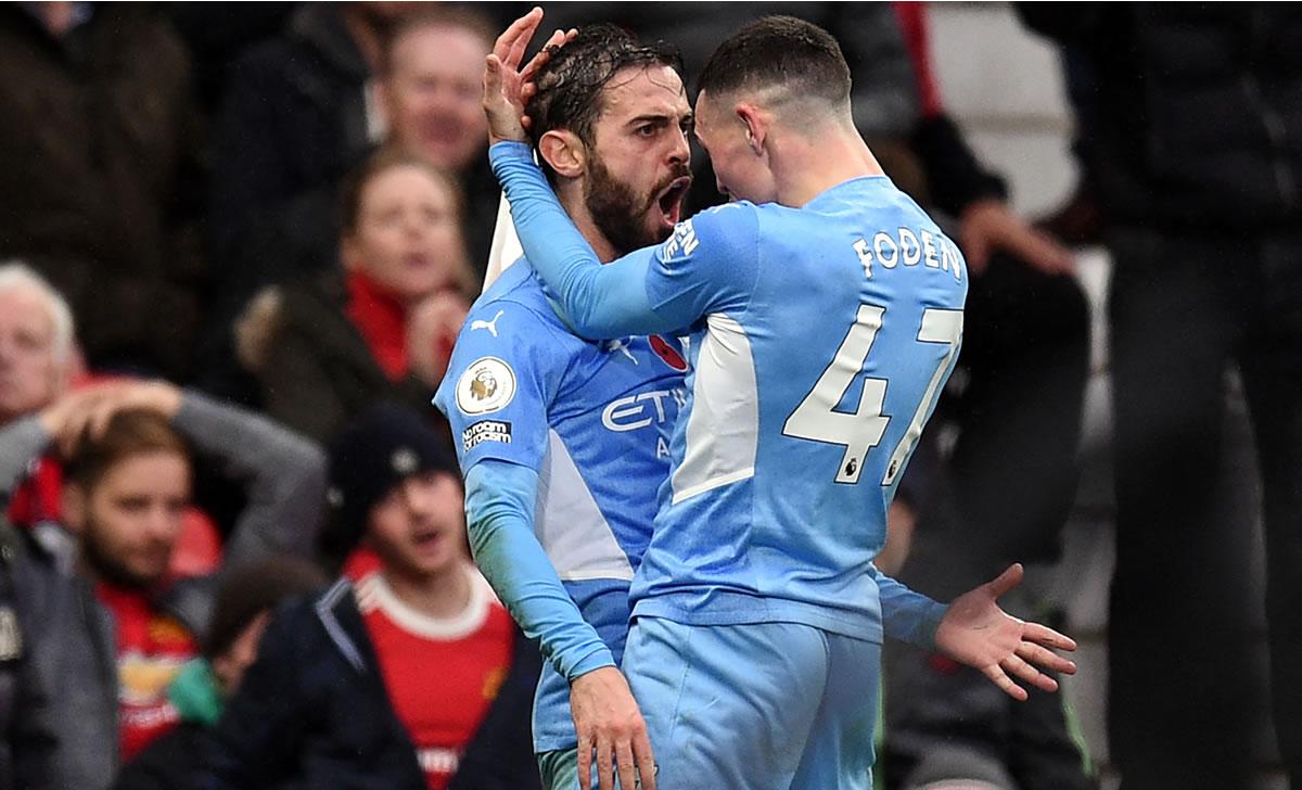 Bernardo Silva festeja su gol con Phil Foden.