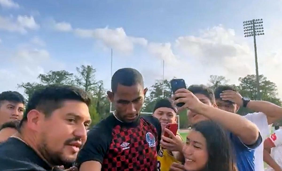 Afición invade el campo para pedir fotos a jugadores del Olimpia