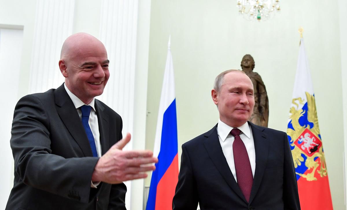 El presidente de la FIFA, Gianni Infantino, con el presidente ruso, Vladimir Putin (d), en el Kremlin en Moscú (Rusia).