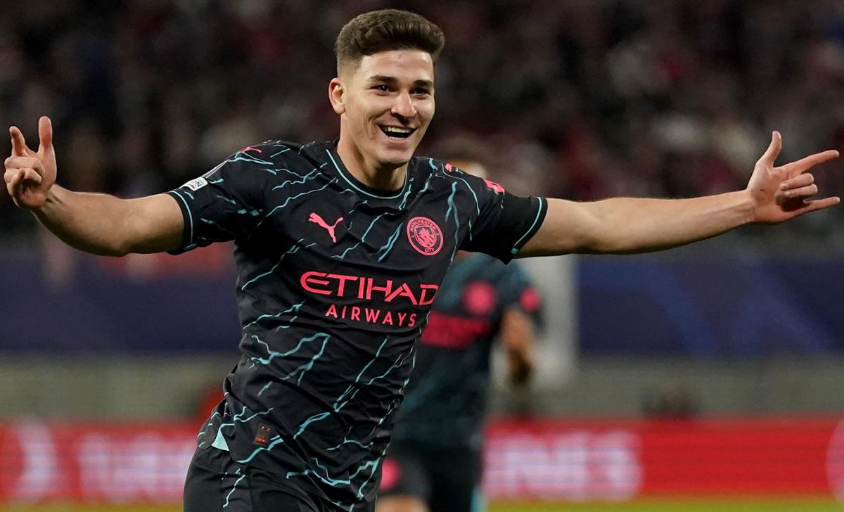 La alegría de Julián Álvarez tras marcar el 1-2 del Manchester City.