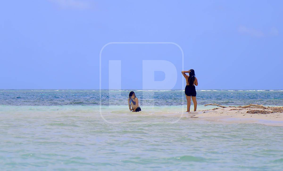 $!Dos viajeras de Guatemala mientras disfrutaban de las espléndidas playas de aguas transparentes y arena blanca.