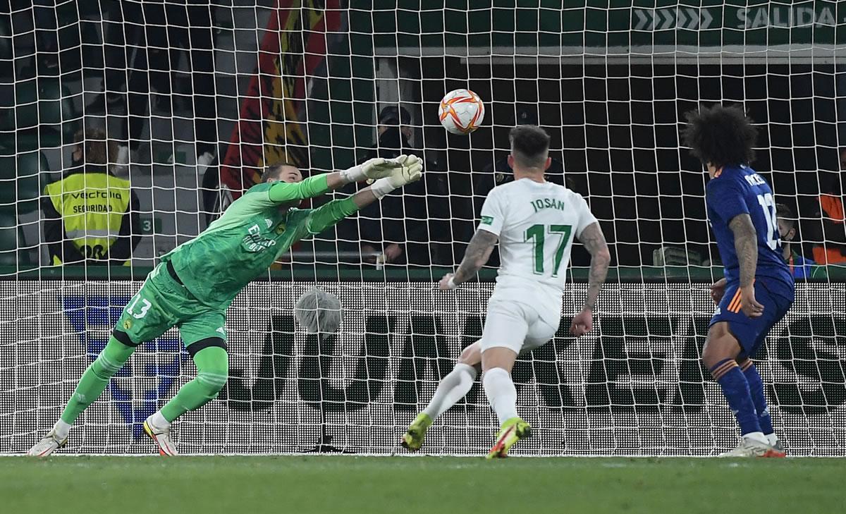 El portero ucraniano Andriy Lunin salvando su arco tras un cabezazo de Guido Carrillo.