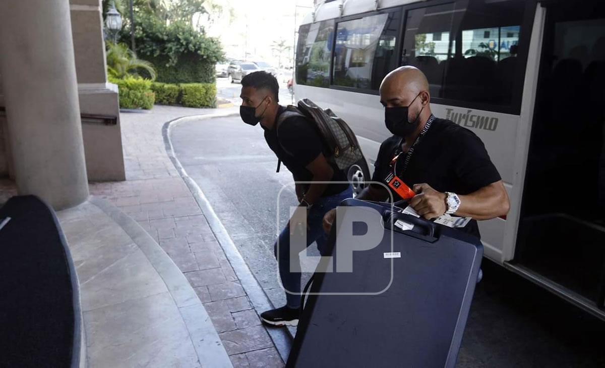 Alex López al llegar al hotel de concentración de la Bicolor.