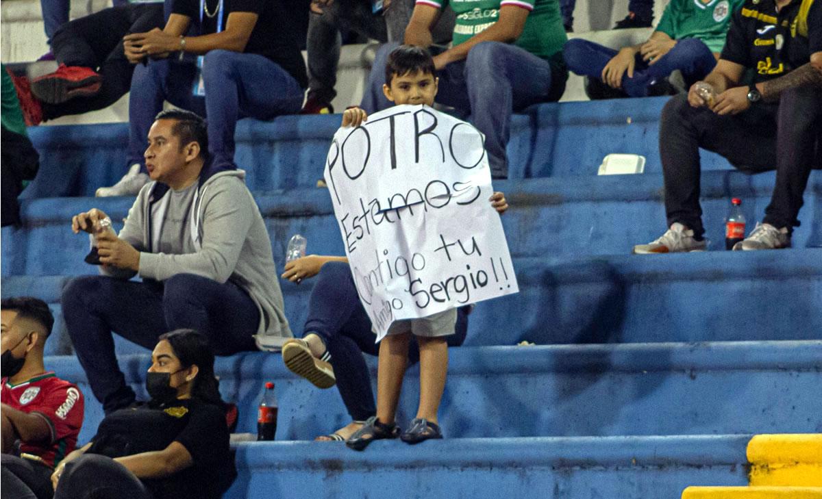 Este pequeño aficionado del Real España, de nombre Sergio, llevó una pancarta en apoyo al técnico. “Potro estamos contigo, tu amigo Sergio”, se leía.