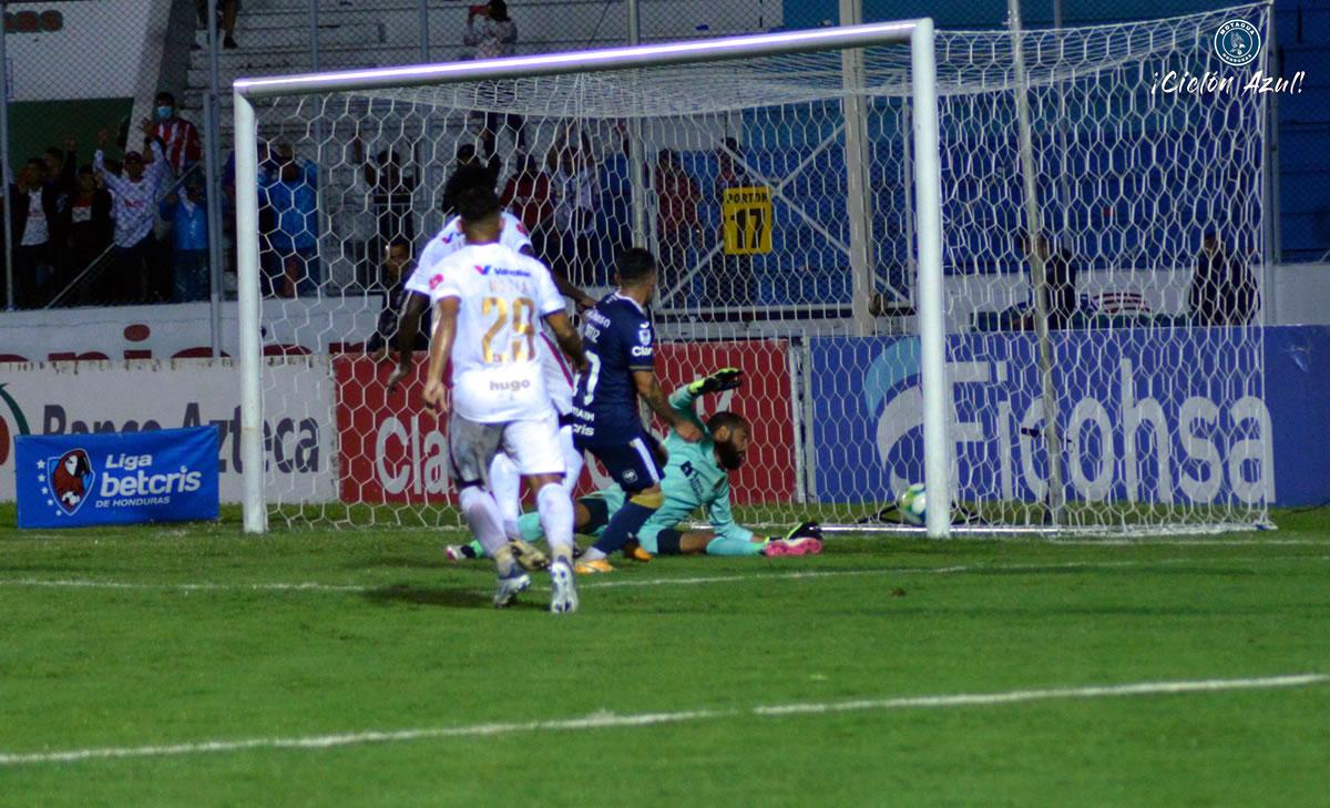 El momento del gol de Mauro Ortiz para darle el triunfo al Motagua ante Olimpia.
