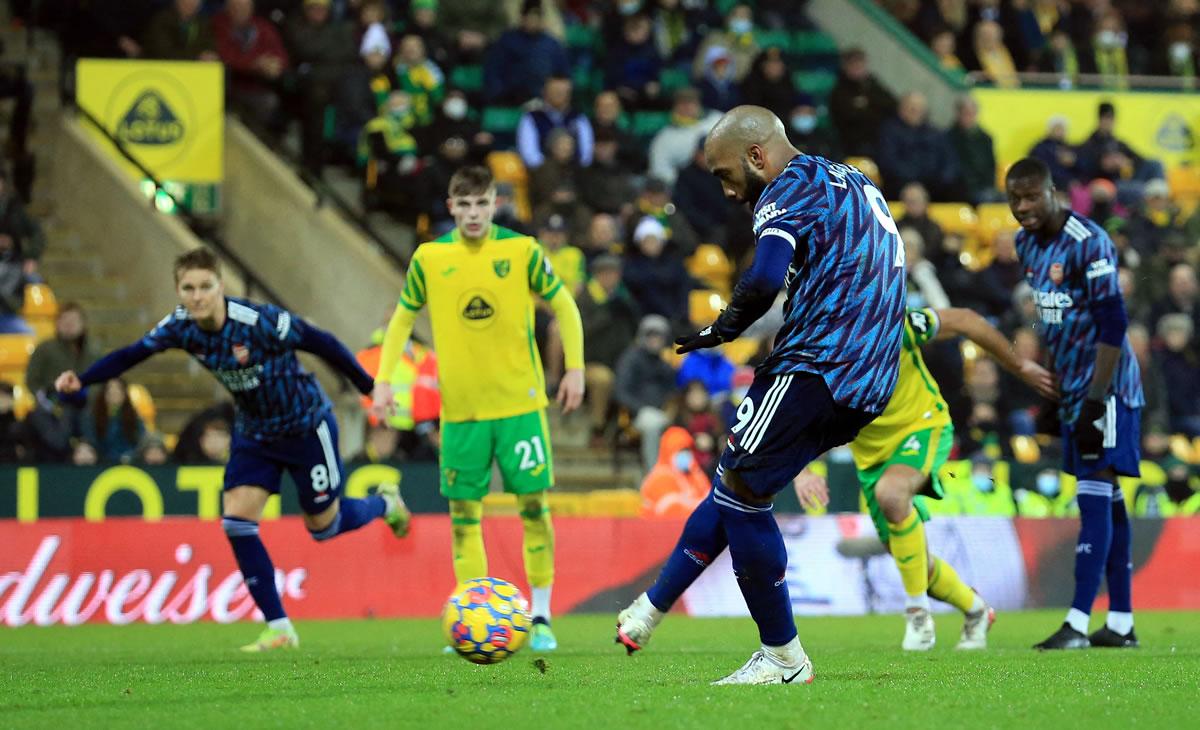 Alexander Lacazzette marcando de penal.