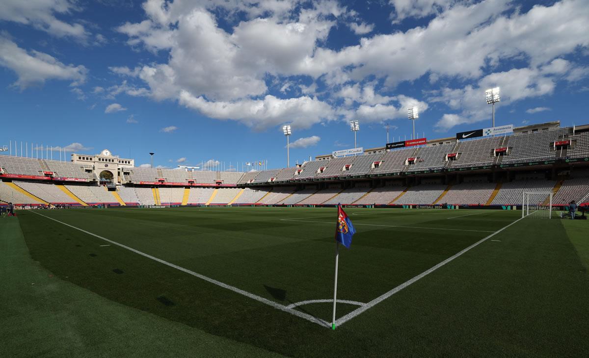La cancha del Estadio Olímpico Lluís Companys de Montjuïc luce impecable para el Clásico entre Barcelona y Real Madrid.