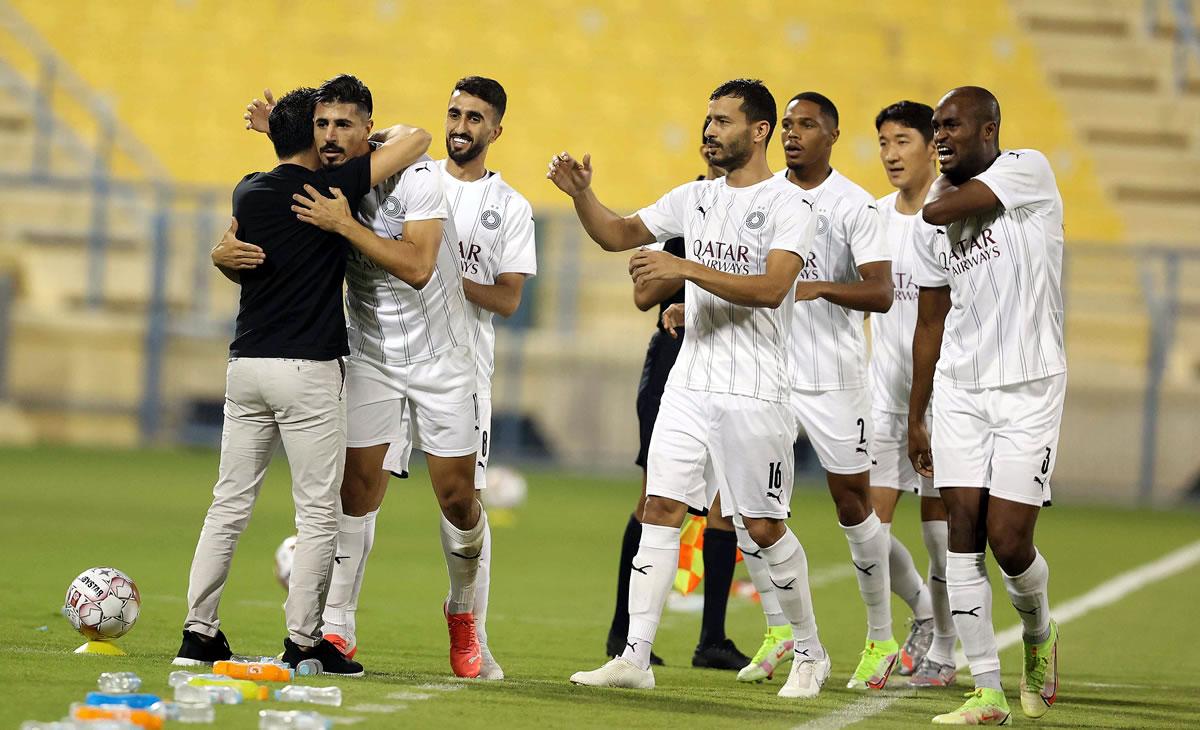 Los jugadoes del Al-Saad se fueron directo a abrazar a Xavi Hernández tras un gol.