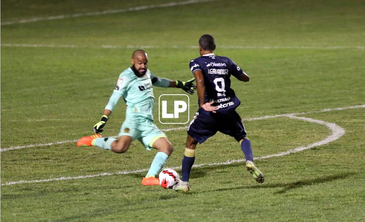 Edrick Menjívar salvó al Olimpia en el segundo tiempo.