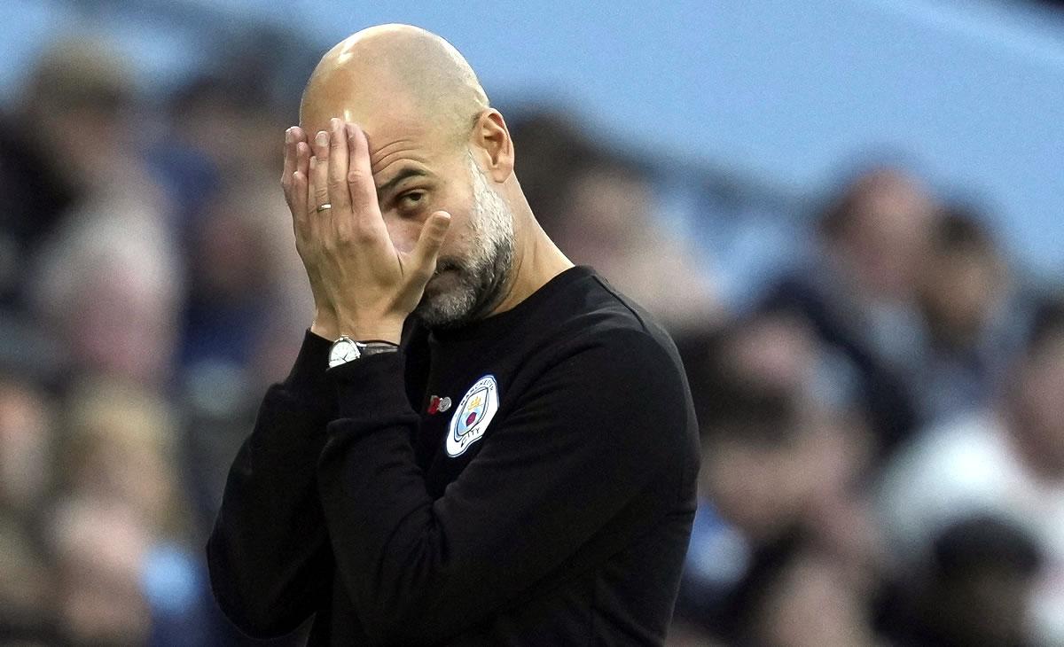 Pep Guardiolano podía ni ver lo que está pasando en el partido.