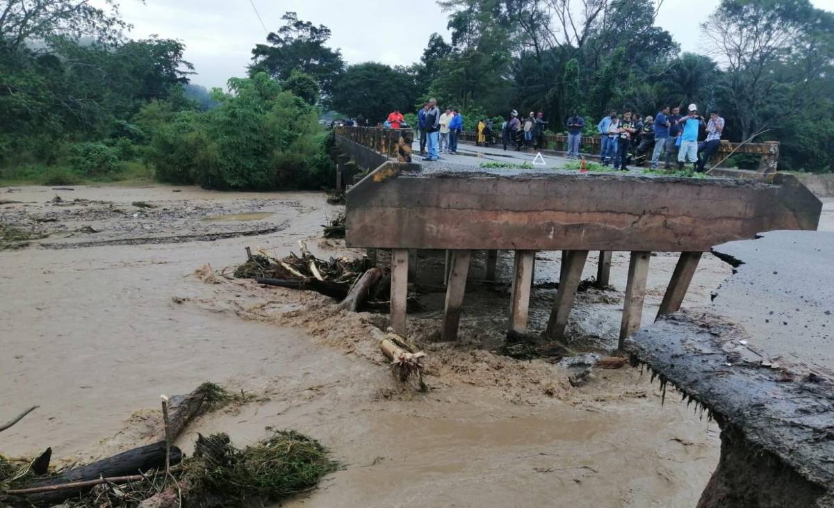 Colapsa puente e incomunica Olanchito y Sabá en el oriente de Honduras