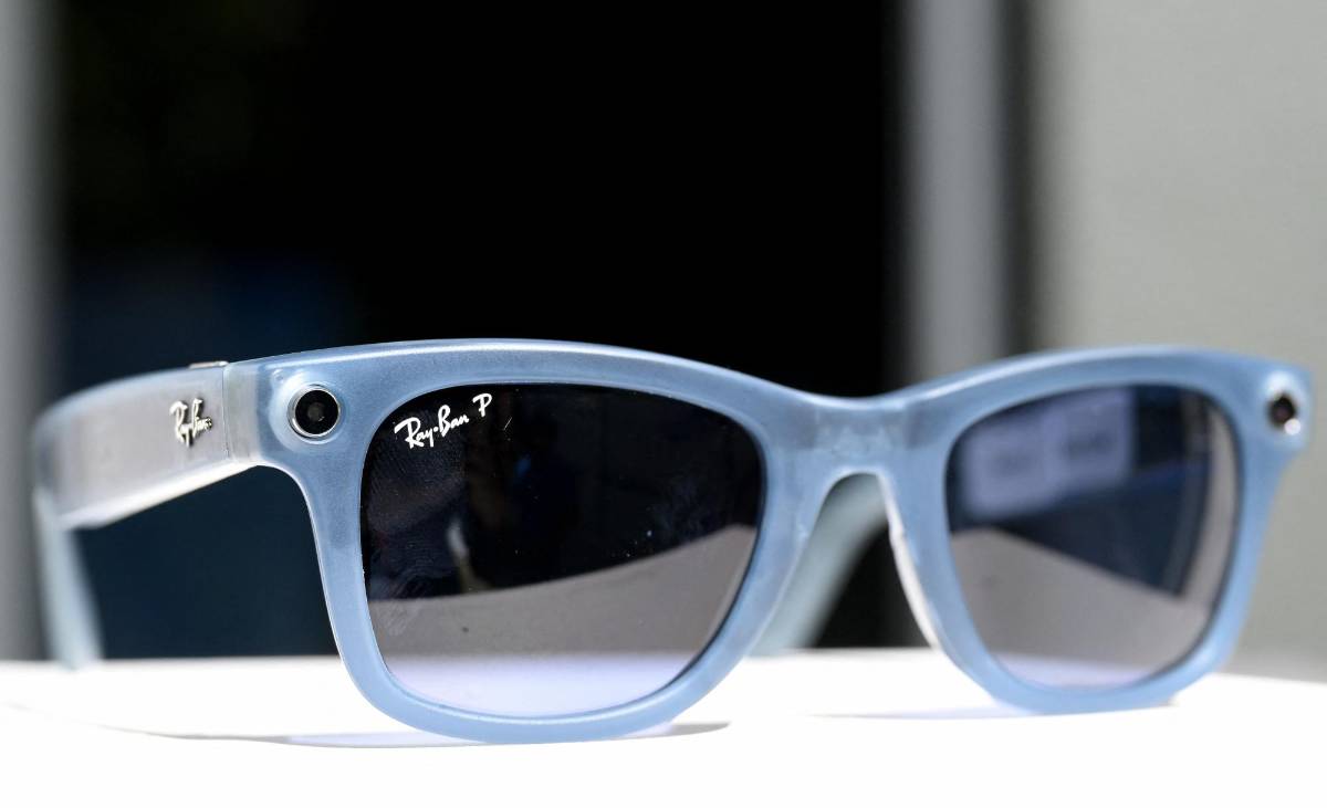 Un par de gafas inteligentes transparentes Ray-Ban Meta de segunda generación se muestran en exhibición durante la Conferencia de desarrolladores Meta Connect en la sede de Metas en Menlo Park, California, el 27 de septiembre de 2023.