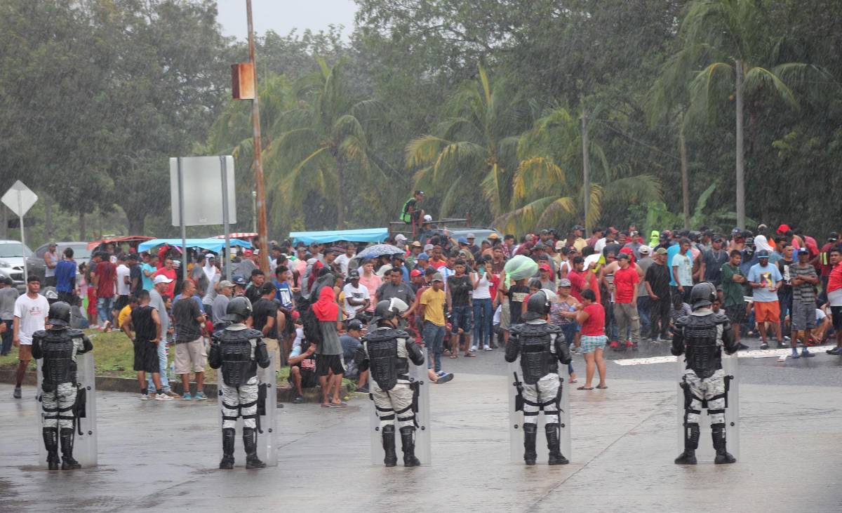 Migrantes bloquean aduana en México para presionar por permisos de tránsito
