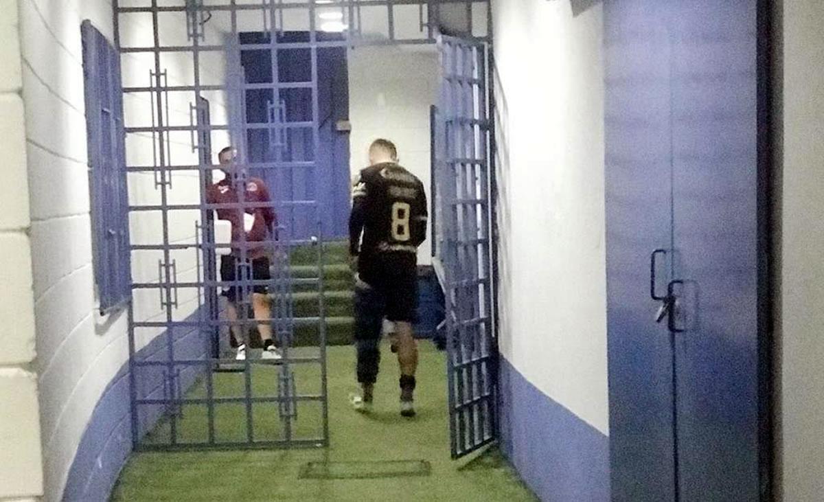 Walter Martínez ingresando al camerino de Motagua con una protección en la rodilla izquierda.