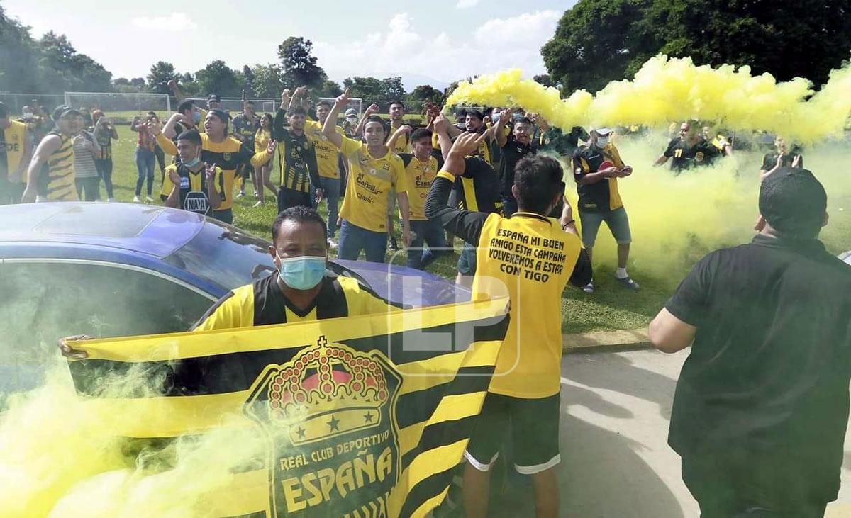 Gran ambiente armaron los seguidores del Real España en la sede.