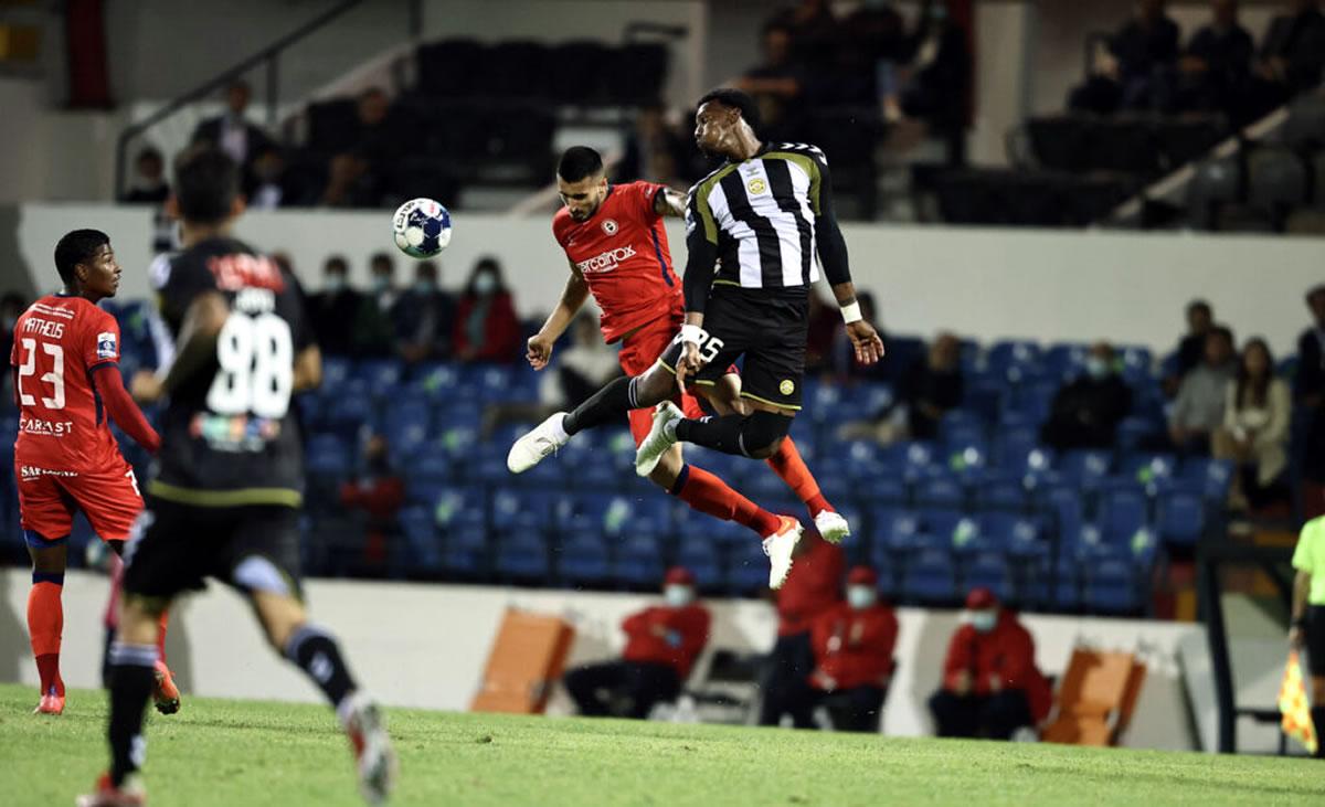 Bryan Róchez disputando un balón en el aire.