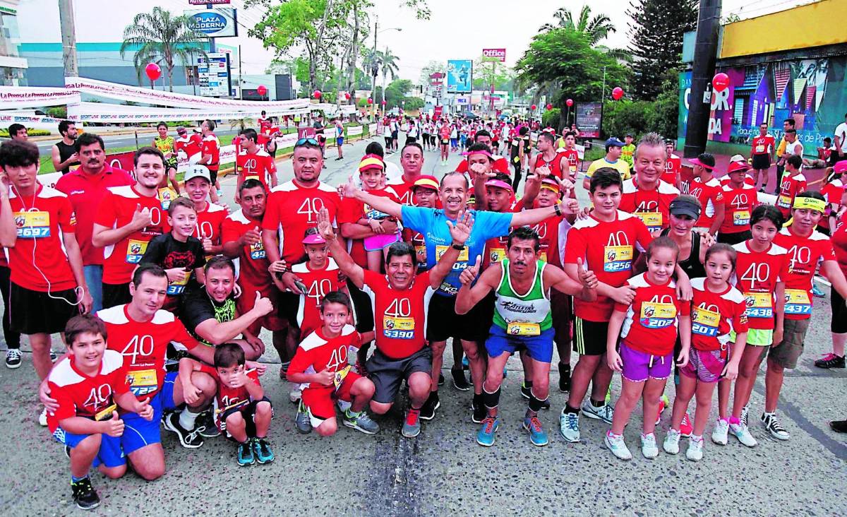 Los familiares disfrutan de competir al aire libre por las calles principales de San Pedro Sula.