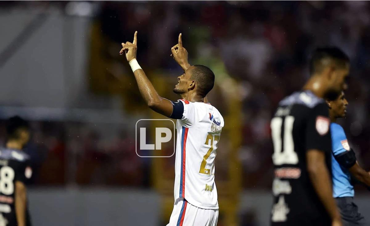 Jerry Bengtson celebrando su gol para el empate transitorio 1-1 contra el Diriangén.