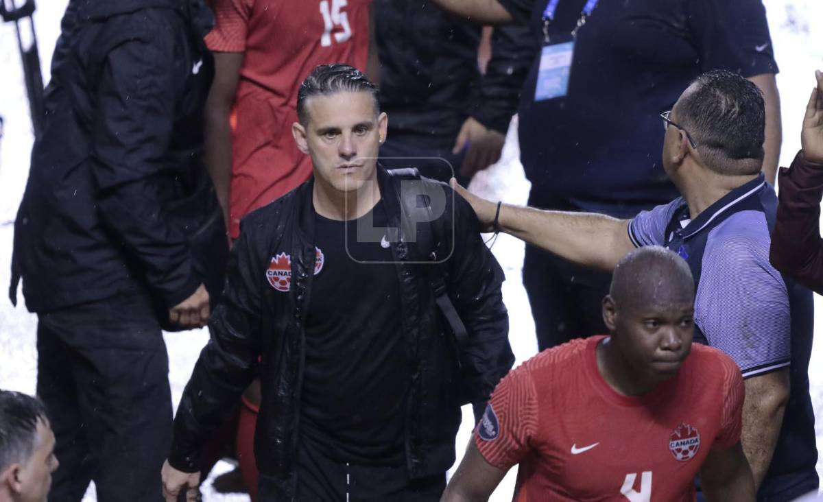 John Herdman y sus dirigidos de Canadá en el momento que salían del estadio Olímpico.