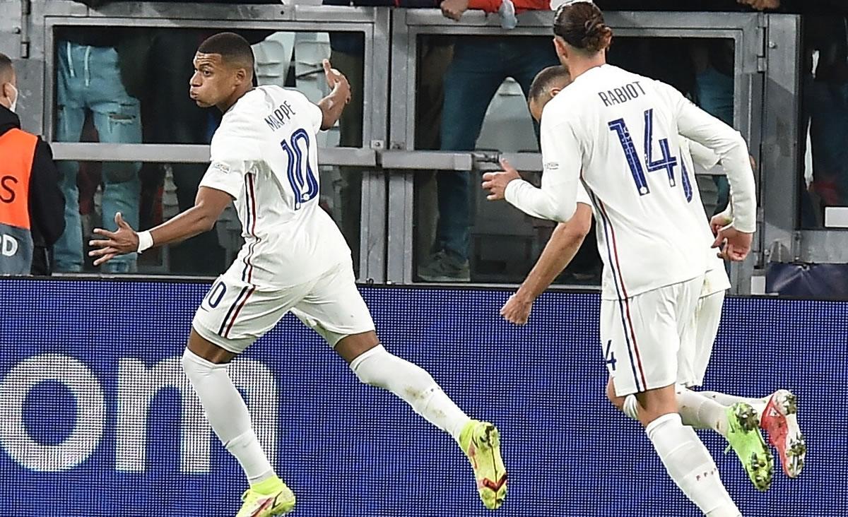 Kylian Mbappé corriendo a celebrar su gol de penal para el empate francés.