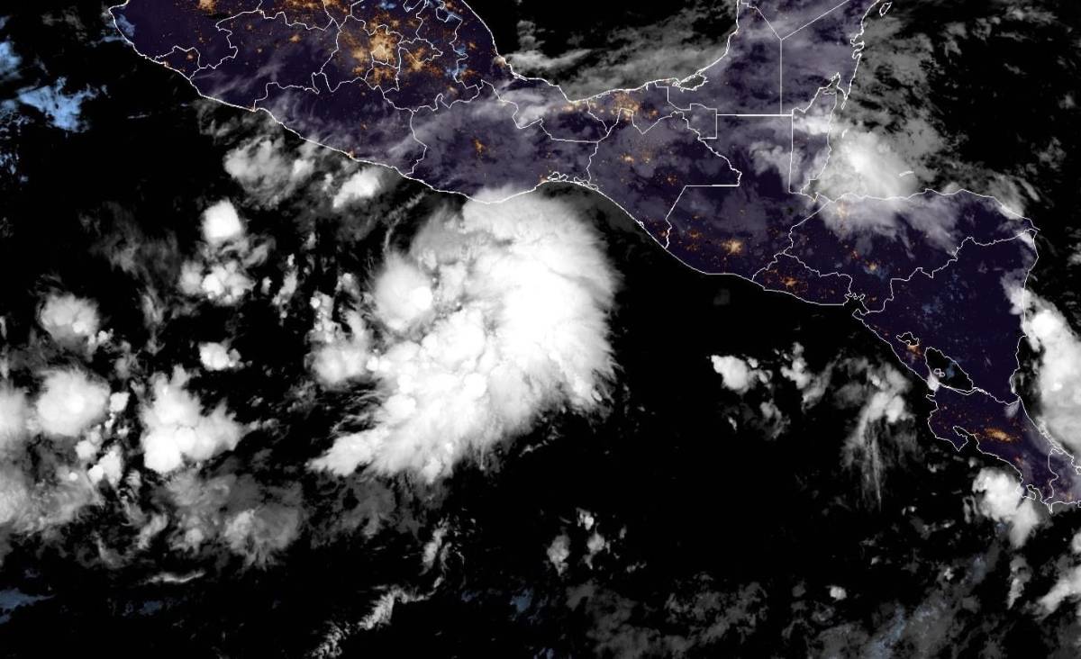 Tormenta Agatha se forma en el Pacífico mexicano y podría convertirse en huracán
