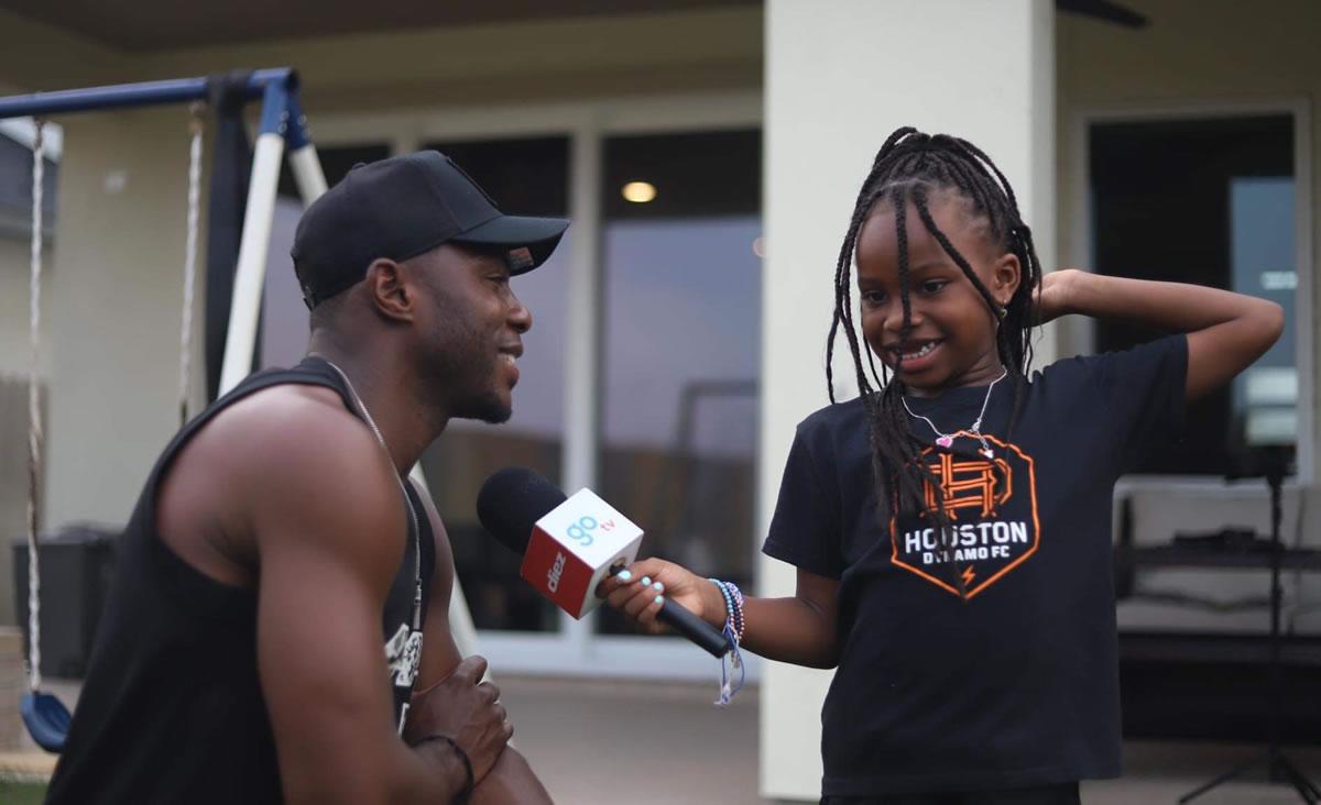 La hija de Maynor Figueroa entrevistando a su padre, ya retirado del fútbol profesional.