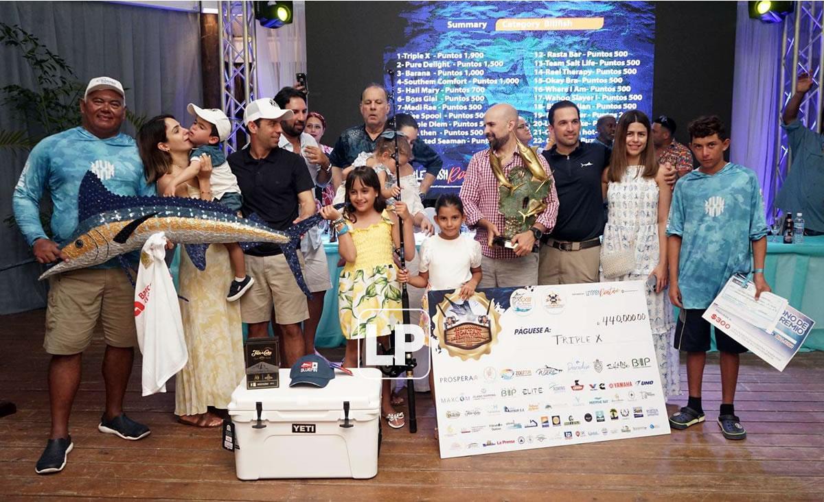 El equipo de Triple X posando con su premio como el gran ganador del Torneo Internacional de Pesca de Roatán 2022.