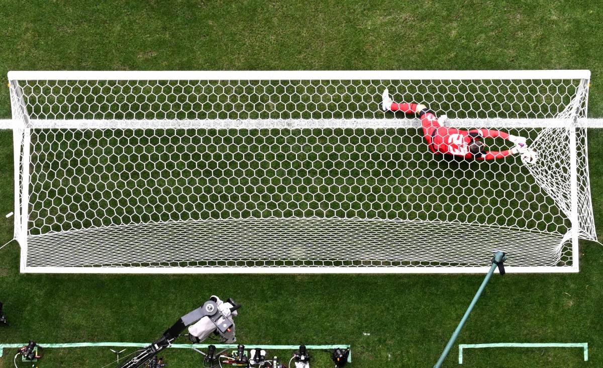 Lunin tuvo dos errores en la goleada de Rumanía a Ucrania.