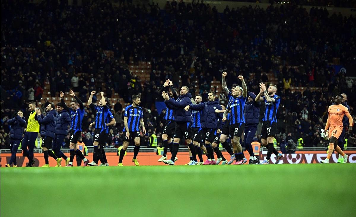 Jugadores del Inter celebrando la victoria sobre el AC Milan.