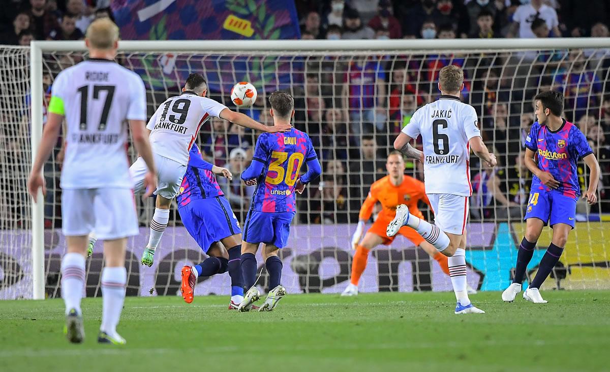 Así fue el tremendo zapatazo de Rafael Santos Borré para marcar su golazo ante el Barcelona.