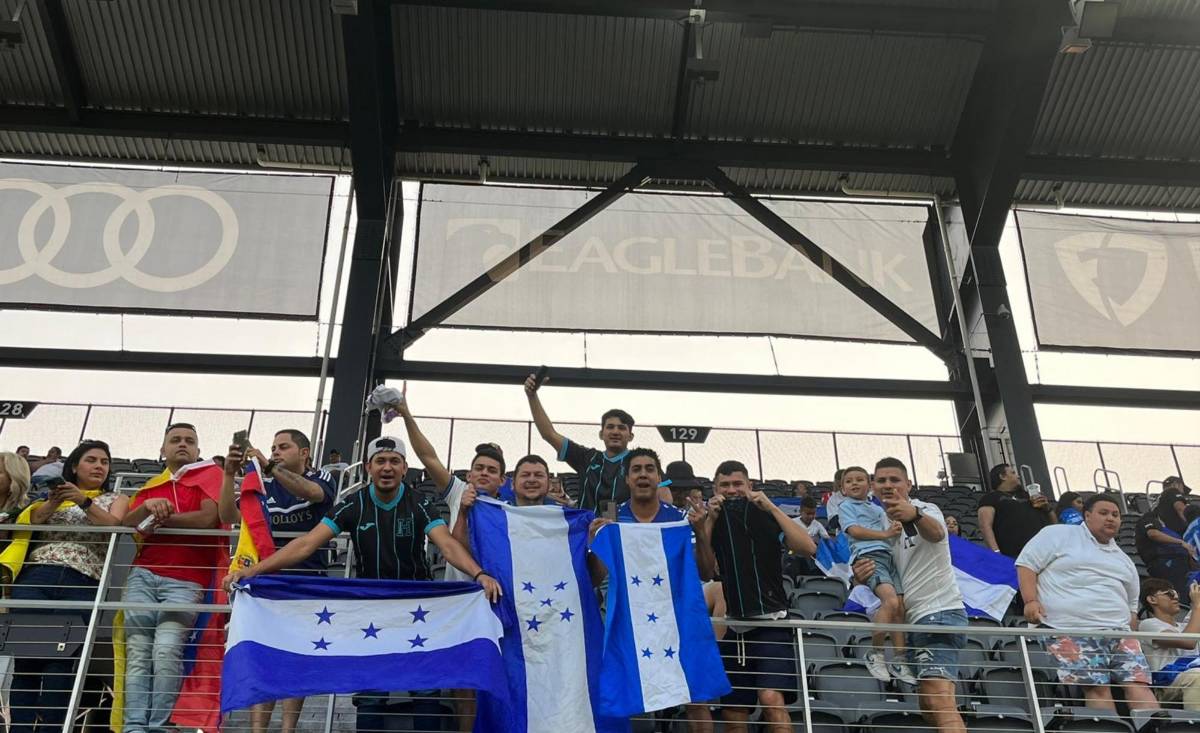 Afición hondureña en el interior del estadio.