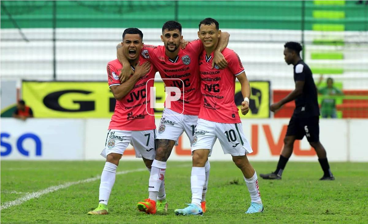 Isaac Castillo y Damin Ramírez festejan con el goleador Lucas Campana.
