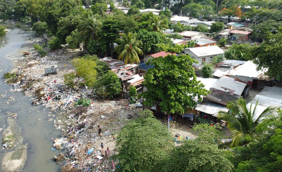 Unas 50,000 familias residen en los bordos de San Pedro Sula.