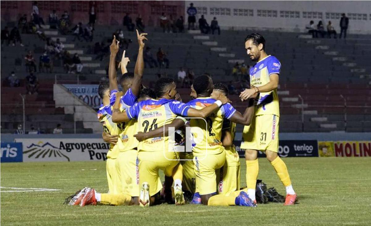 Los jugadores del Victoria celebrando el gol de José David Velásquez Colón que les dio el triunfo.