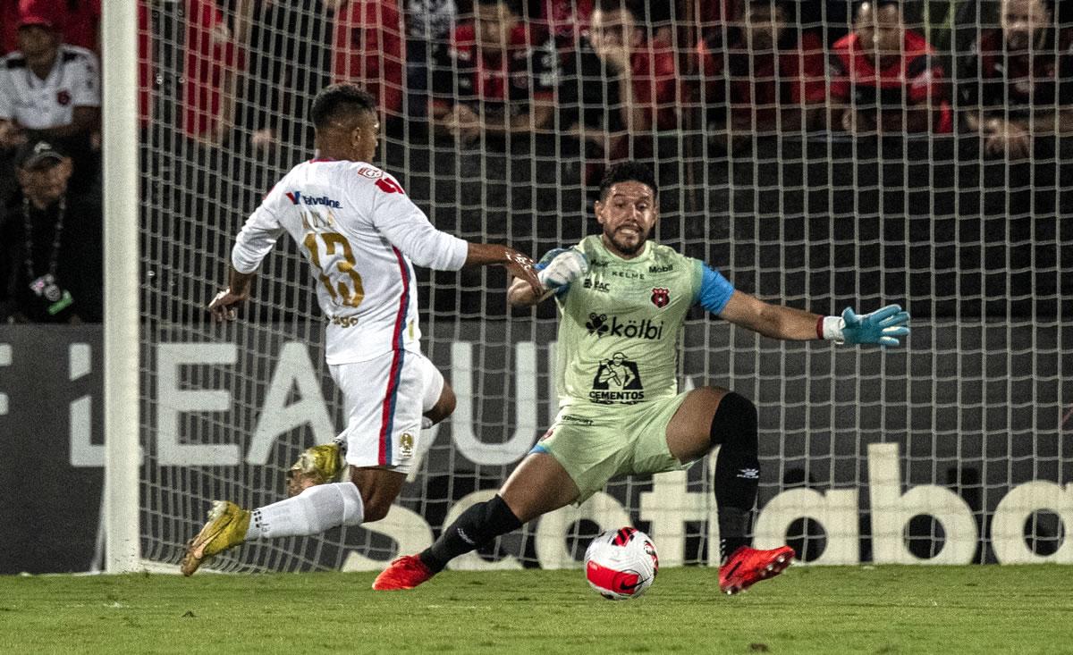 Leonel Moreira durante el partido de vuelta de la final de Liga Concacaf ante Olimpia.