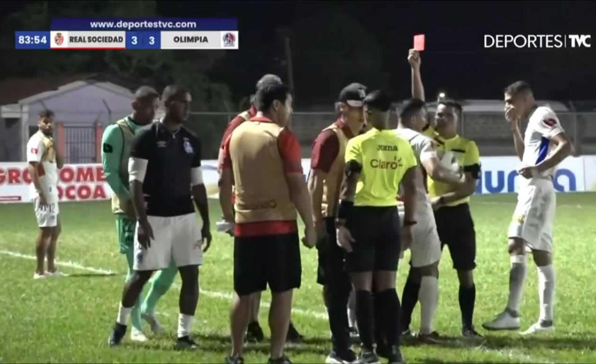 Pedro Troglio se encaró con los árbitros tras su expulsión.