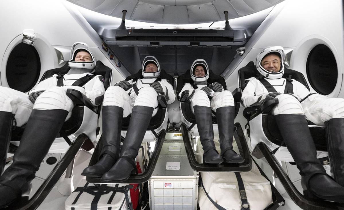 Cuatro astronautas de diversas nacionalidades regresaron este martes a la Tierra.