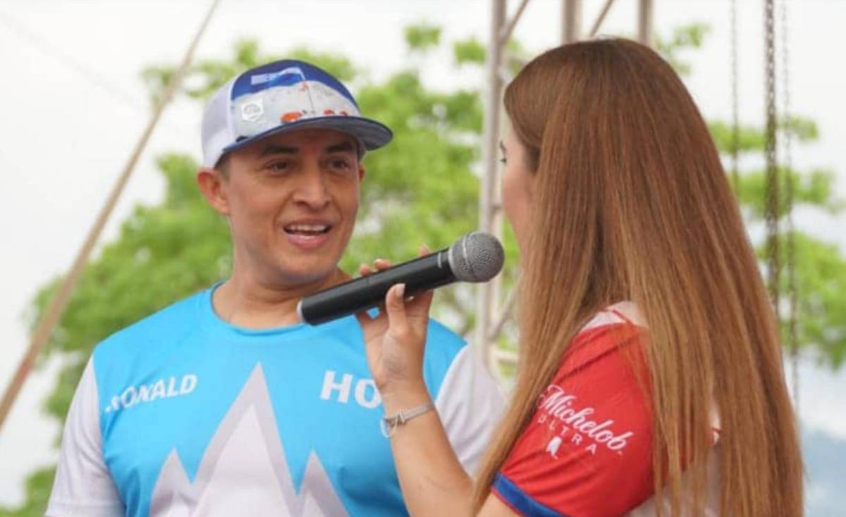 Ronald Quintero en entrevista con la periodista Jenny Fernández.