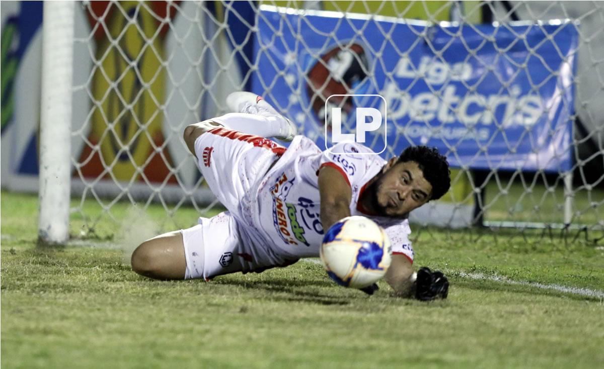 Así detuvo Celio Valladares el penal a Roberto Moreira.