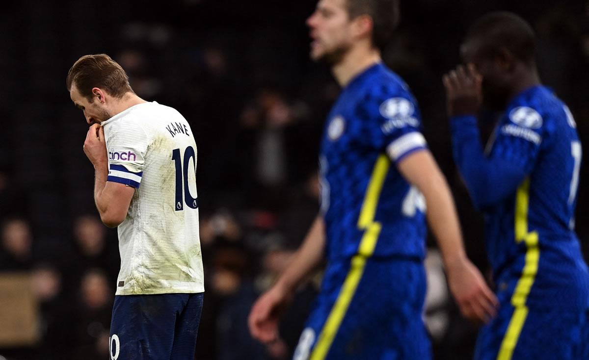 Harry Kane se lamenta en la derrota del Tottenham.