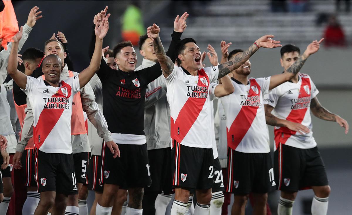 Los jugadores de River Plate celebrando con su afición en el Monumental.
