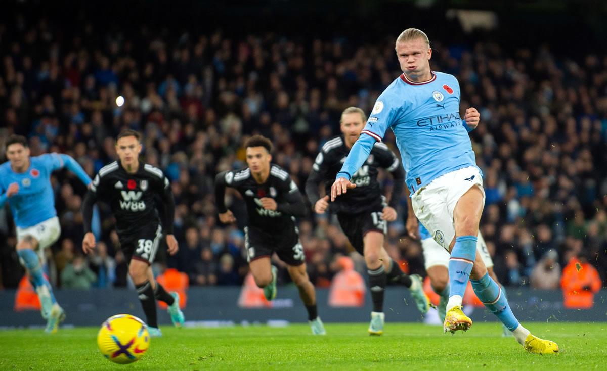 Erling Haaland lanza el penalti que supuso el gol de la victoria en el minuto 95.