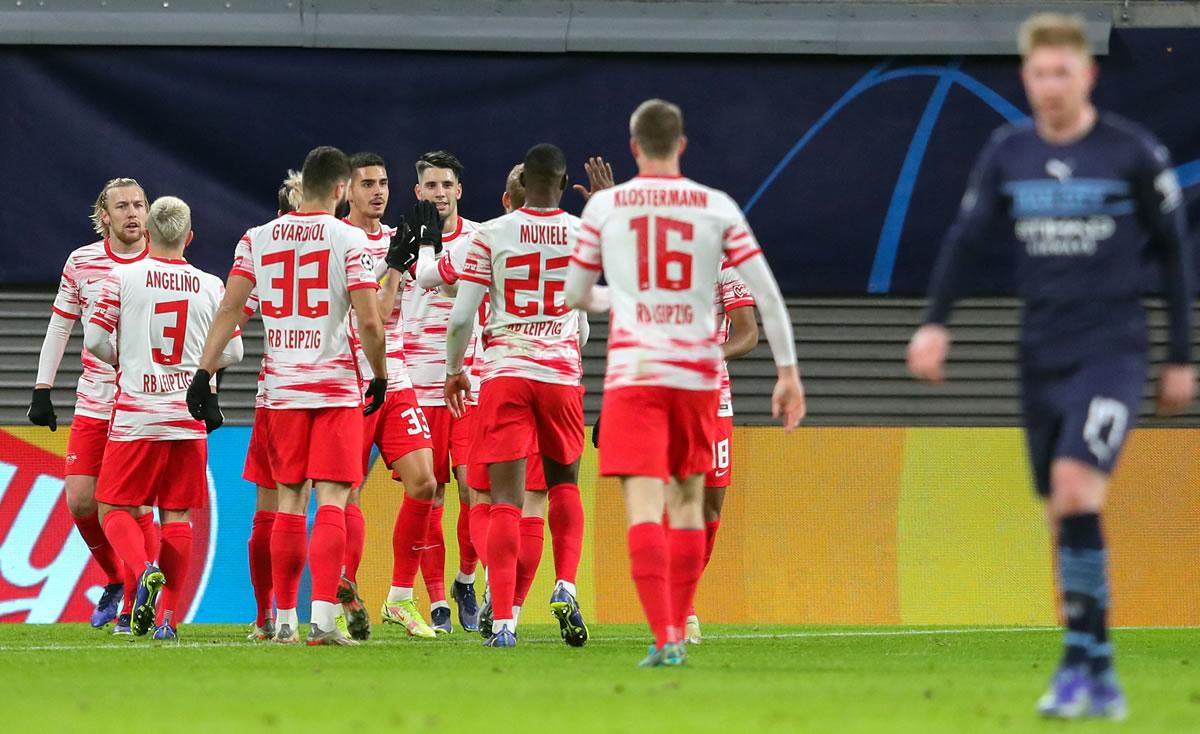 Los jugadores del RB Leipzig festejan el primer gol del partido contra el Manchester City.