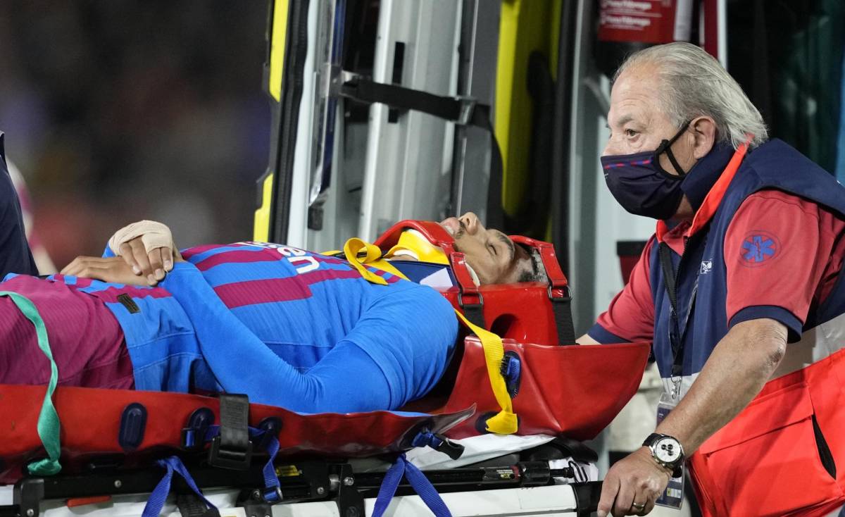 Ronald Araújo fue evacuado en ambulancia del terreno de juego con destino al Hospital de Barcelona después de sufrir una conmoción en la segunda parte.