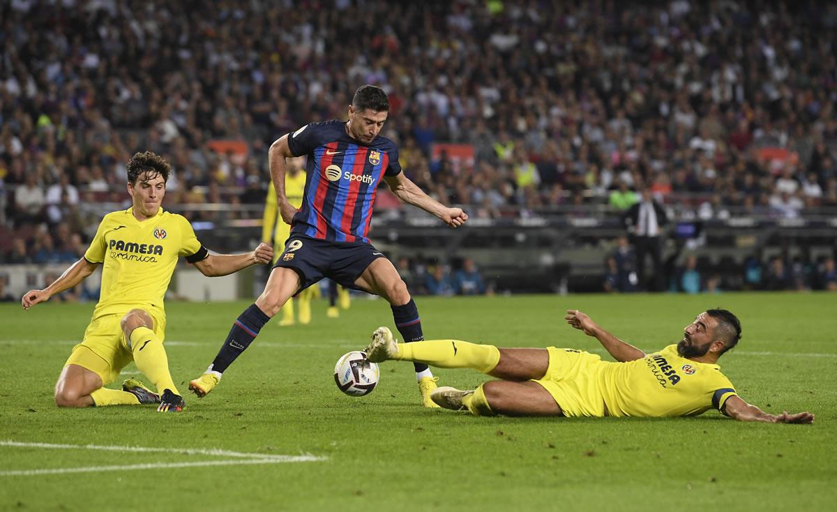 Robert Lewandowski recortó a dos defensas dle Villarreal con un taconazo para luego marcar su primer gol del partido.